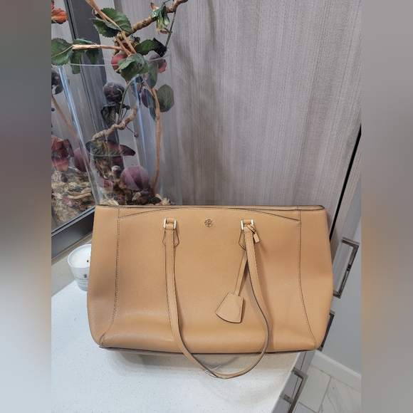 Tory Burch Handbags - Tory Burch Robinson Bag